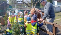 Wiosenny edukacyjny spacer przedszkolaków w ROD im. Jerzego Niedziałkowskiego w Środzie Wlkp.